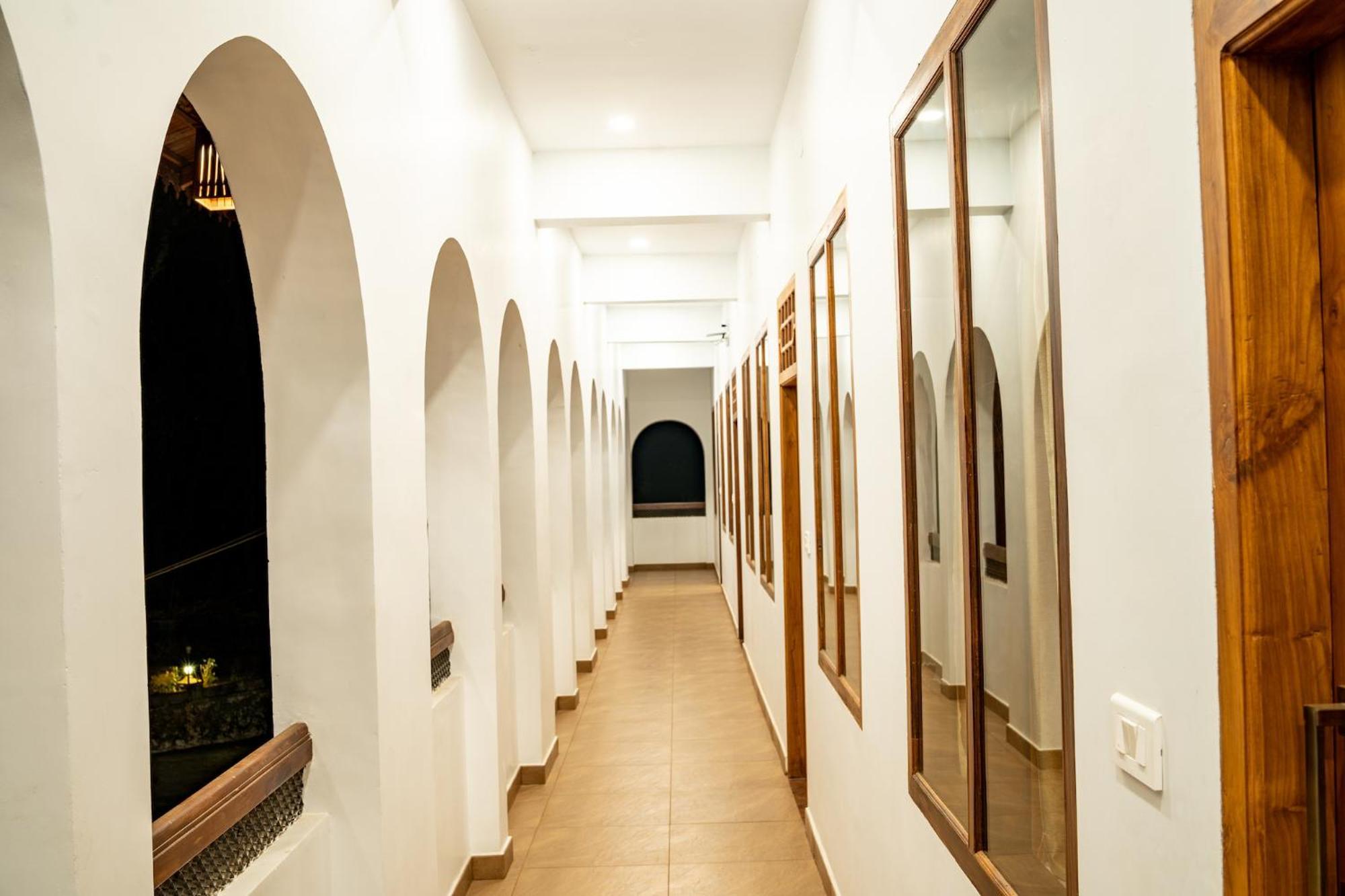 Kalpavanam Heritage Resort Thekkady Bilik gambar